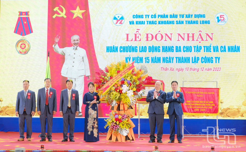 Công ty CP Đầu tư xây dựng và Khai thác khoáng sản Thăng Long đón nhận Huân chương Lao động hạng Ba