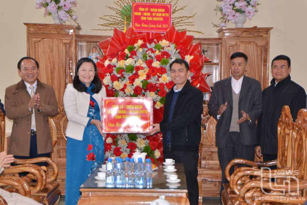 Đoàn công tác của HĐND tỉnh thăm, tặng quà Giáo xứ Đại Từ