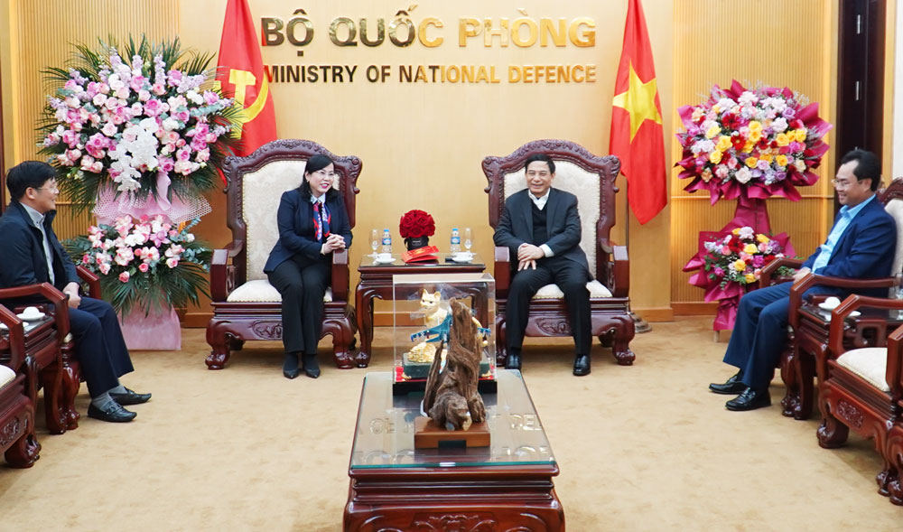 Lãnh đạo tỉnh Thái Nguyên chúc mừng Bộ trưởng Bộ Quốc phòng nhân Ngày thành lập Quân đội Nhân dân Việt Nam