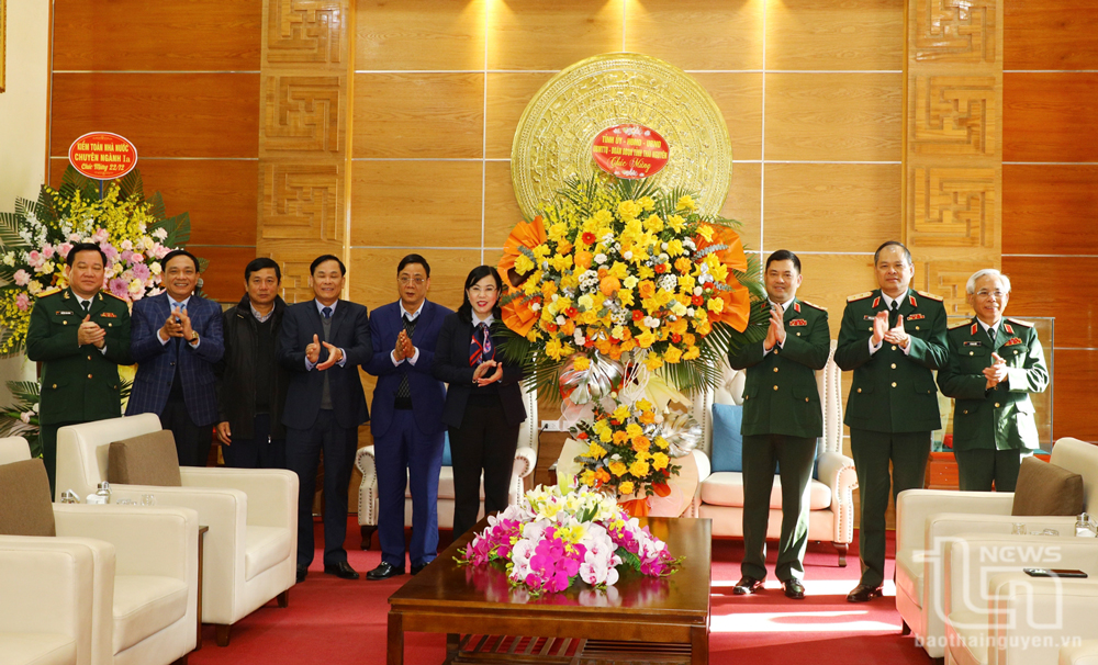 Đồng chí Bí thư Tỉnh ủy chúc mừng Bộ Tư lệnh Quân khu 1