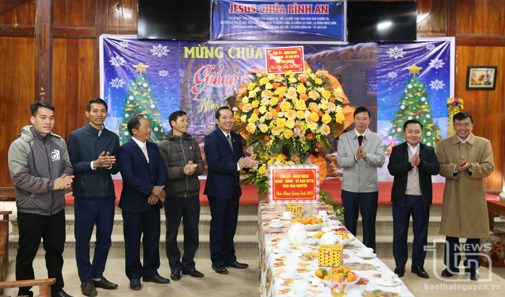 Thăm, tặng quà Hội thánh Tin lành Chòi Hồng 