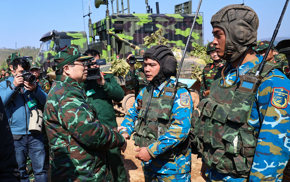 Thủ tướng Chính phủ dự diễn tập chiến thuật có bắn đạn thật của Quân đoàn 12