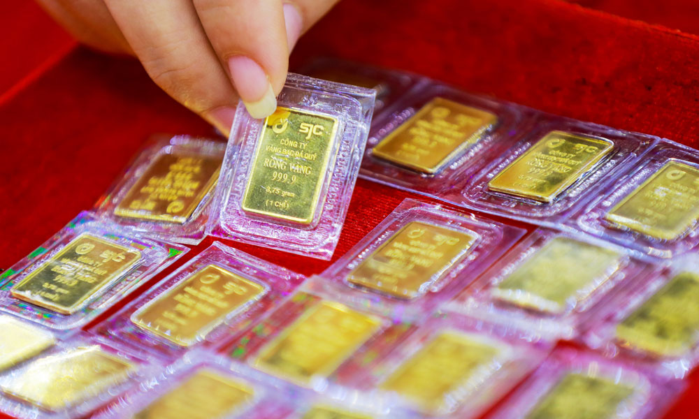 Giá vàng tăng mạnh nhất trong lịch sử, nhà đầu tư cần lưu ý gì?