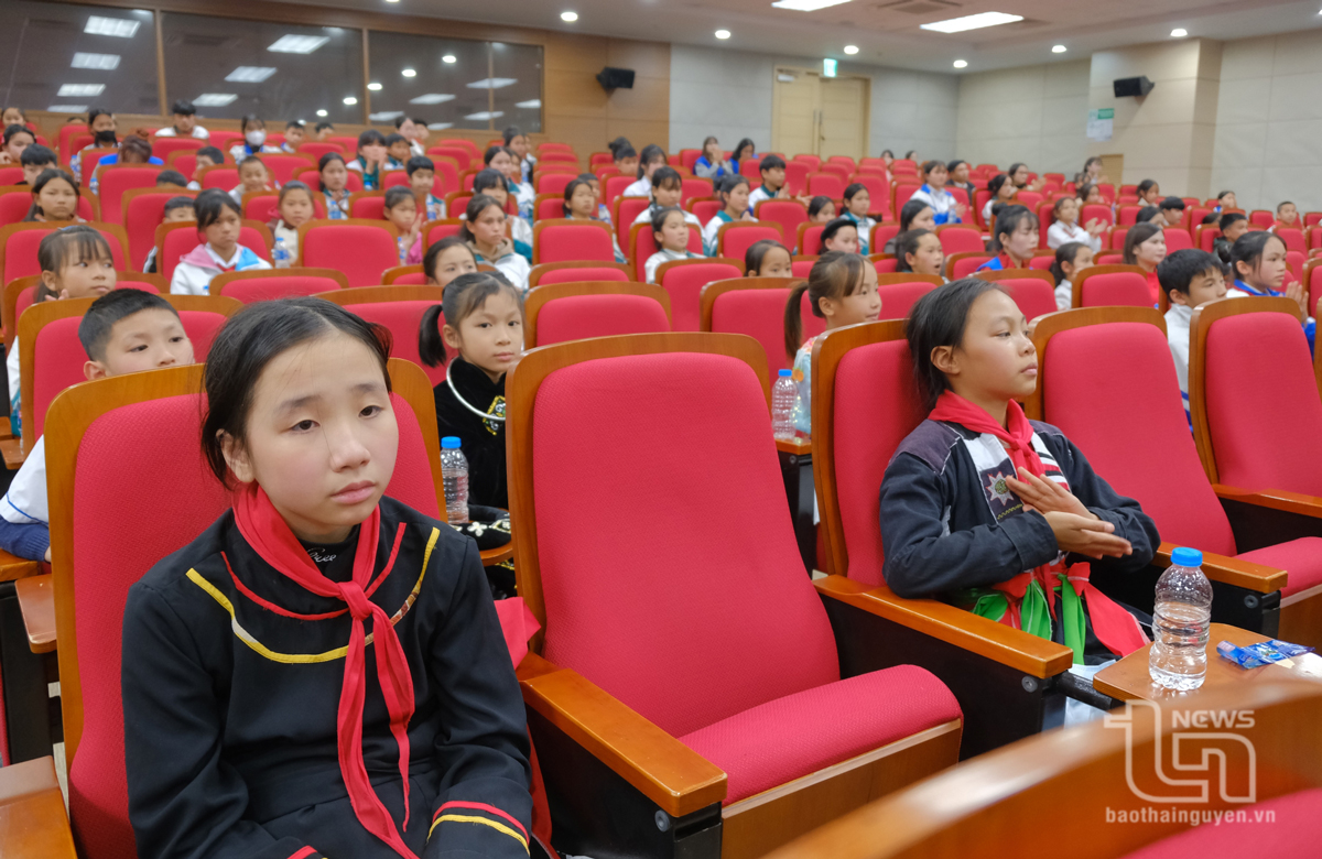 Trao 200 suất học bổng 