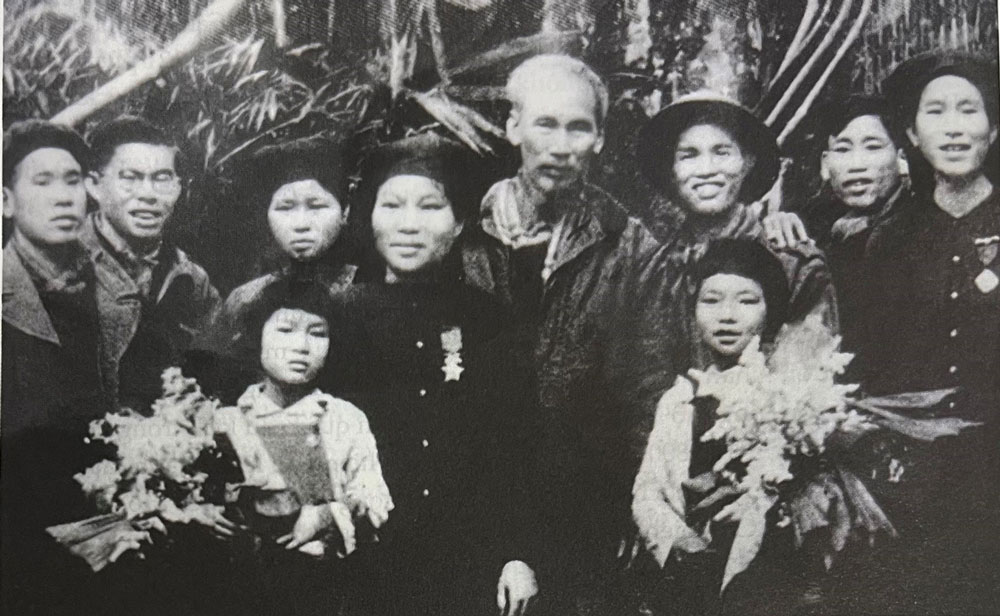 Bác để tình thương cho chúng con