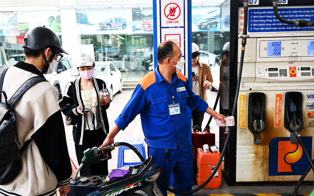 Giá bán các mặt hàng xăng dầu đều giảm nhẹ