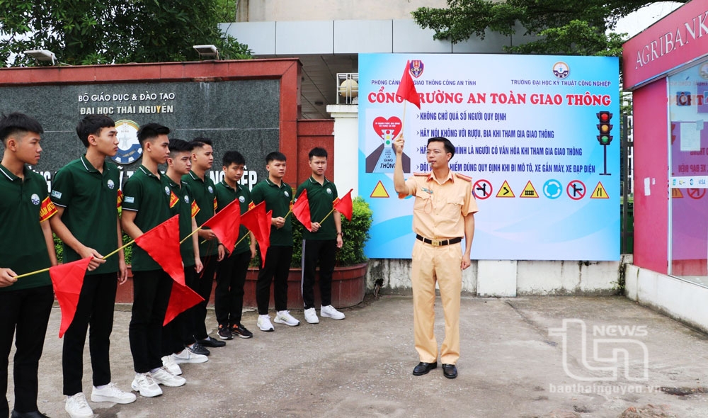 Tăng cường bảo đảm an toàn giao thông cho lứa tuổi học sinh