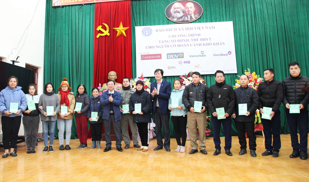 Tặng sổ bảo hiểm xã hội cho người dân khó khăn