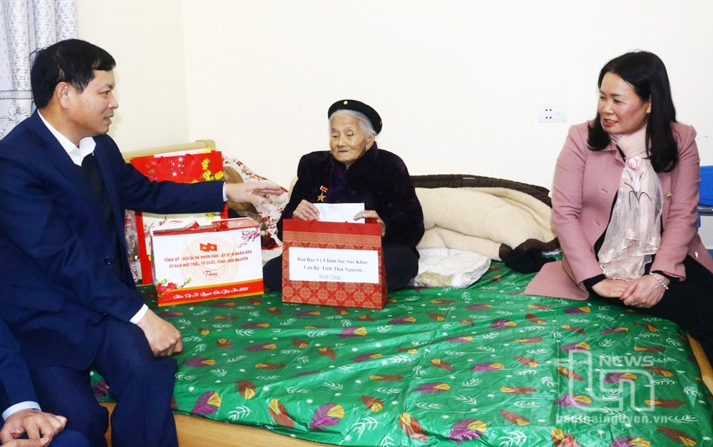 Tặng quà Mẹ Việt Nam Anh hùng, người cao tuổi tại TP. Sông Công