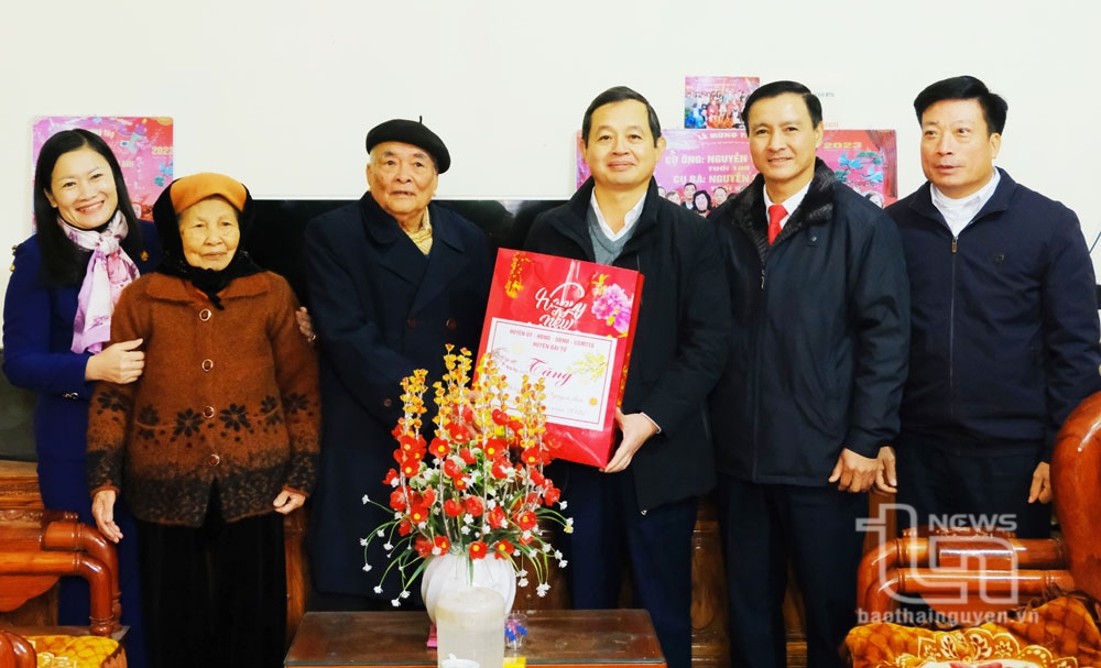 Đồng chí Phó Bí thư Thường trực Tỉnh ủy tặng quà Tết tại xã Bản Ngoại