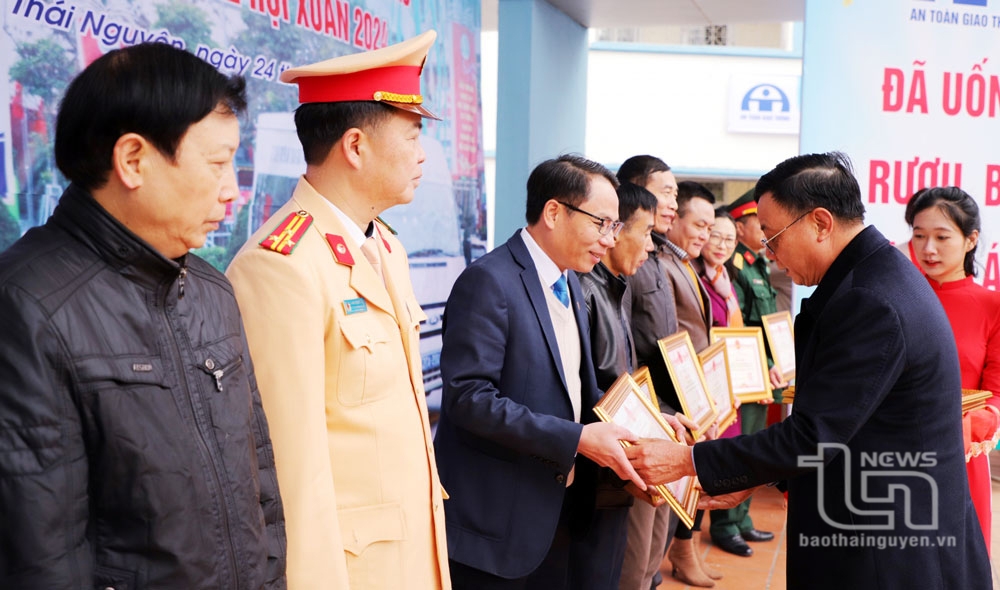 Bàn giải pháp kéo giảm tai nạn giao thông năm 2024