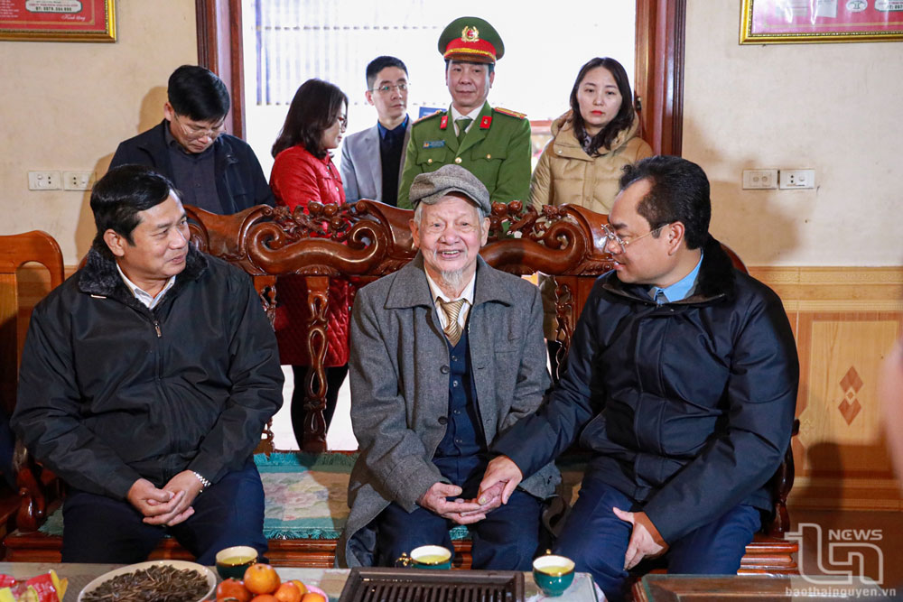 Đồng chí Chủ tịch UBND tỉnh tặng quà và chúc Tết tại huyện Đồng Hỷ