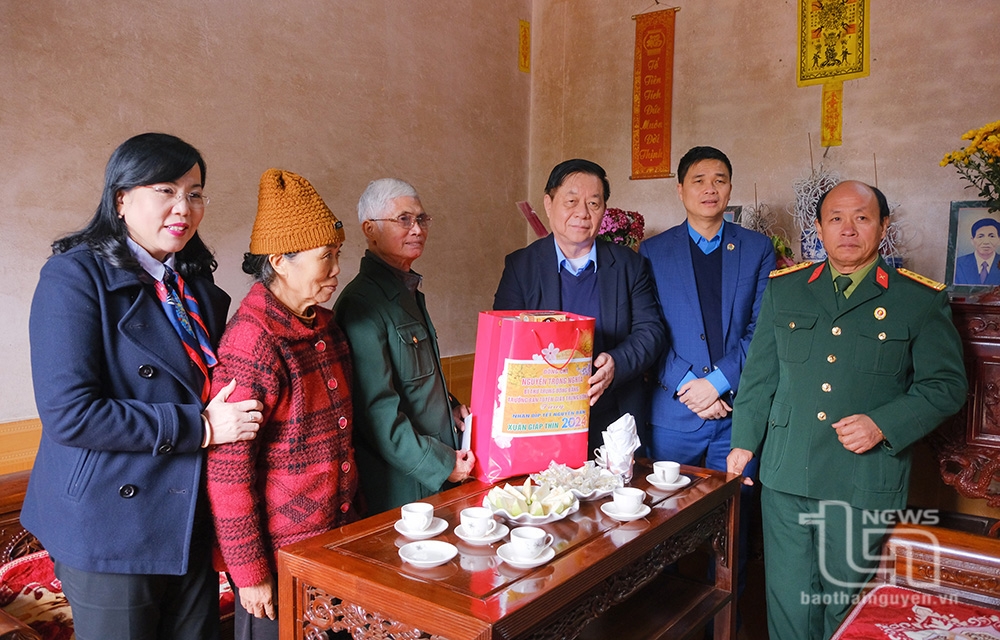 Đồng chí Trưởng Ban Tuyên giáo Trung ương Nguyễn Trọng Nghĩa tặng quà Tết tại Phú Bình