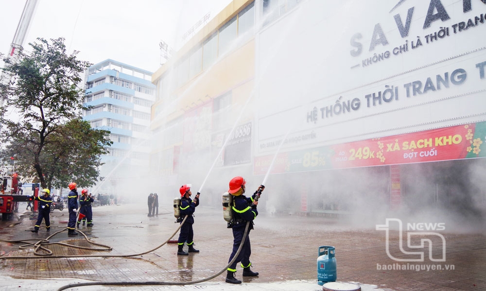 Thực tập phương án chữa cháy và cứu nạn cứu hộ tại chợ Đồng Quang