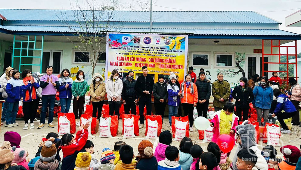 Tặng quà Tết cho người nghèo, đối tượng yếu thế