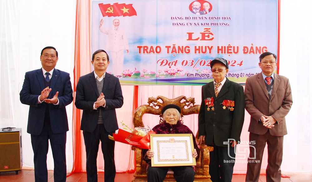 Trên 1.000 đảng viên được trao tặng, truy tặng Huy hiệu Đảng dịp 3-2