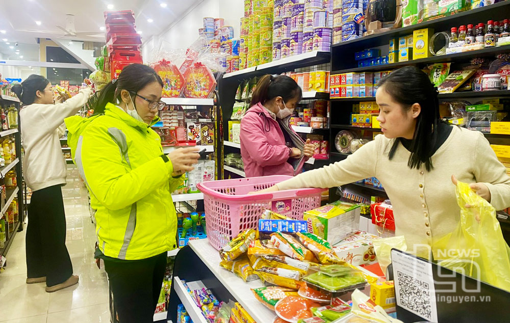 Đa dạng hàng hóa phục vụ Tết