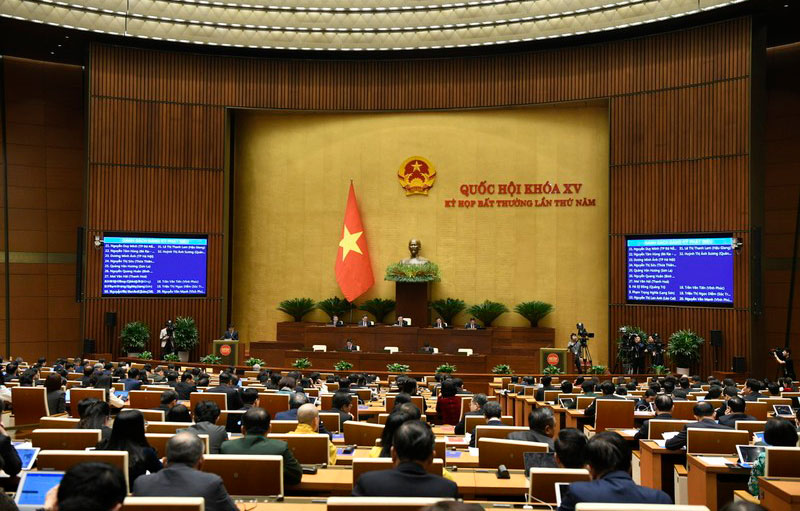 Chủ tịch Quốc hội ký chứng thực văn bản Luật đất đai (sửa đổi) và Luật Các tổ chức tín dụng (sửa đổi)