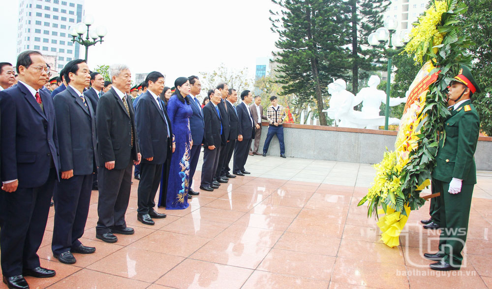 Lãnh đạo tỉnh dâng hương tưởng nhớ Chủ tịch Hồ Chí Minh và các Anh hùng liệt sĩ
