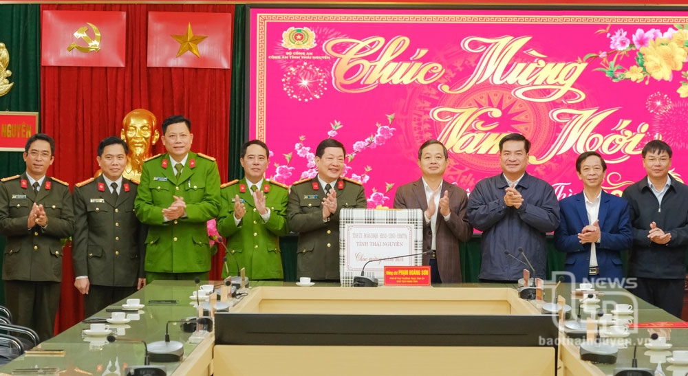 Thăm, động viên các đơn vị làm nhiệm vụ trong dịp Tết