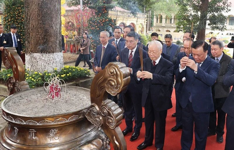 Tổng Bí thư Nguyễn Phú Trọng dâng hương tại Hoàng Thành Thăng Long