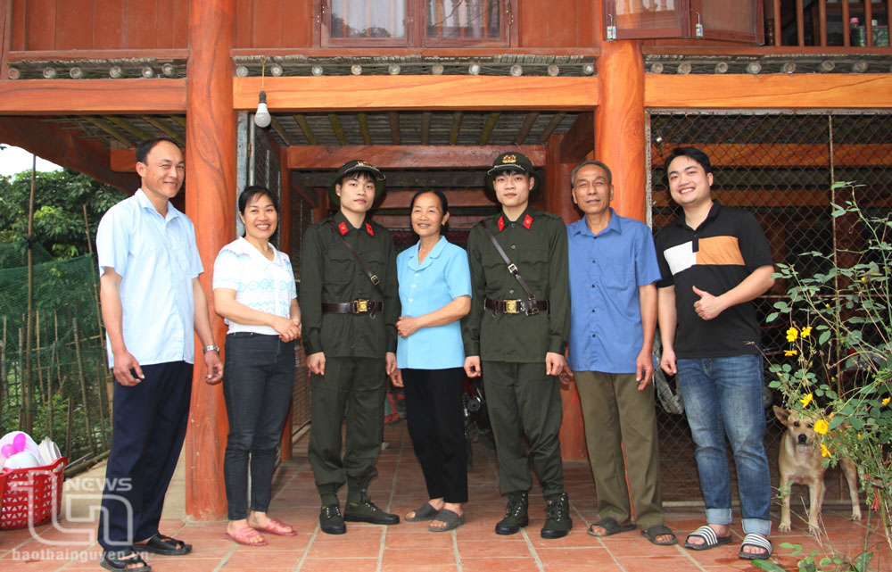 Hai anh em song sinh người Tày tình nguyện nhập ngũ