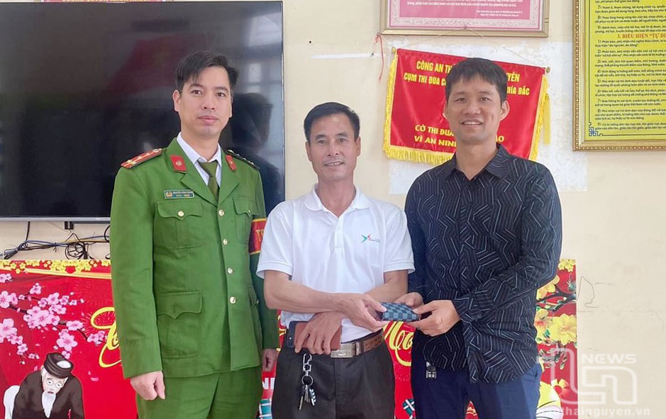 Nhặt được ví tiền, trả lại người mất