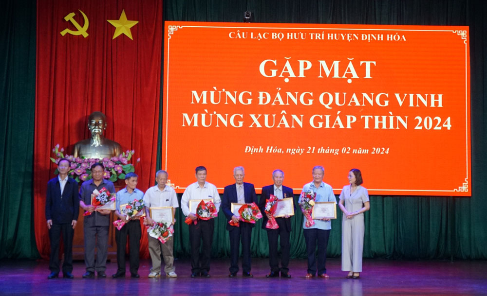 Đồng chí Phó Bí thư Thường trực Tỉnh ủy dự sinh hoạt với Câu lạc bộ Hưu trí huyện Định Hóa