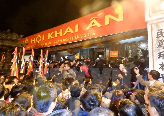 Hàng vạn du khách thập phương dự lễ khai ấn đền Trần 2016