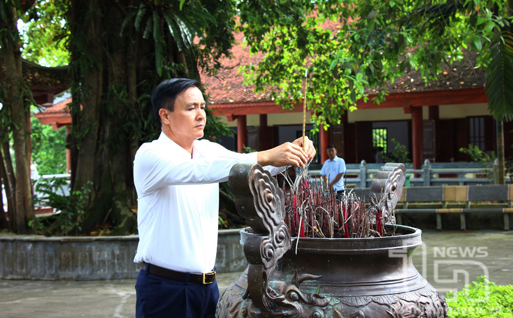 Dâng hương tưởng niệm các Anh hùng liệt sĩ