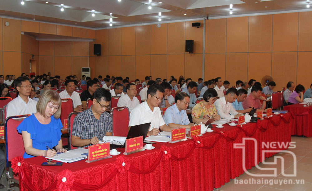 Quan tâm giáo dục chính trị tư tưởng cho đội ngũ cán bộ, đảng viên