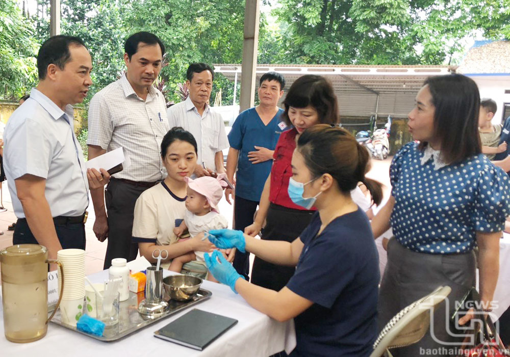 Giám sát chiến dịch Toàn dân đưa trẻ đi uống vitamin A