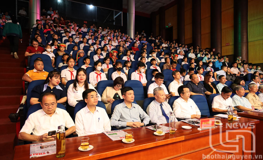 Trao 152 suất học bổng Thắp sáng niềm tin, tiếp sức em tới trường