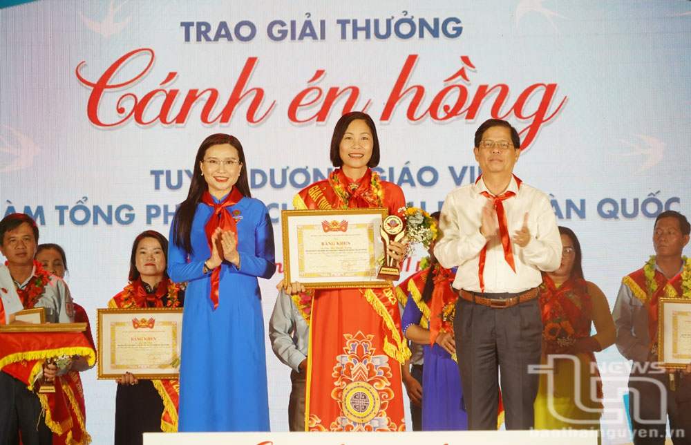 Cô tổng phụ trách với giải thưởng “Cánh én hồng”