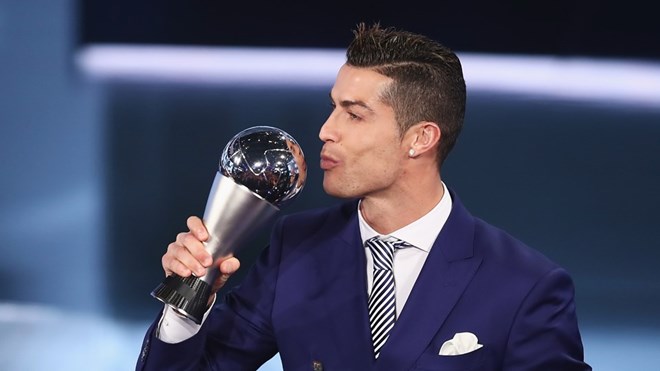 Cristiano Ronaldo giành danh hiệu Cầu thủ xuất sắc nhất năm