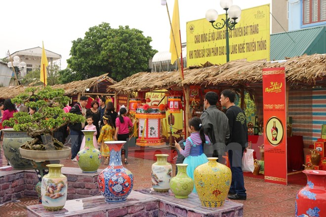 Ngắm nhìn viên gạch cổ Bát Tràng có niên đại 1.000 năm tuổi