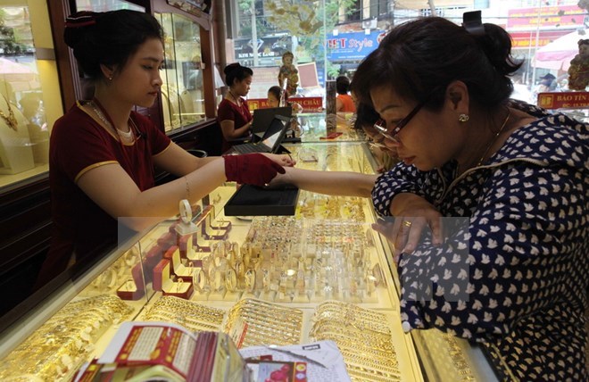 Giá vàng trong nước tăng tới 300.000 đồng, tỷ giá giảm mạnh