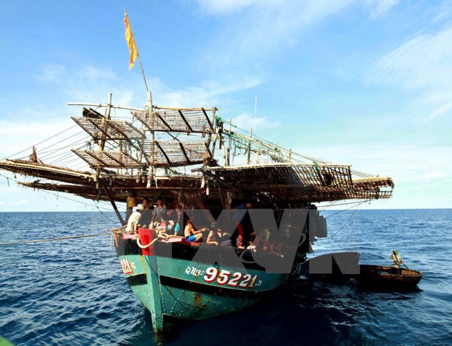 Ngư dân Phú Yên cứu 2 ngư dân Philippines bị nạn trên biển