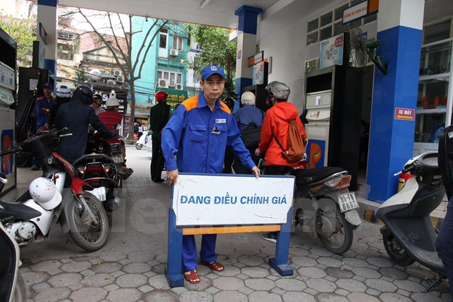 Giá xăng RON 92 giảm thêm 81 đồng mỗi lít kể từ 15 giờ ngày 5/4