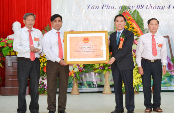 Đồng chí Chủ tịch UBND tỉnh dự Lễ đón chuẩn nông thôn mới tại Tân Phú