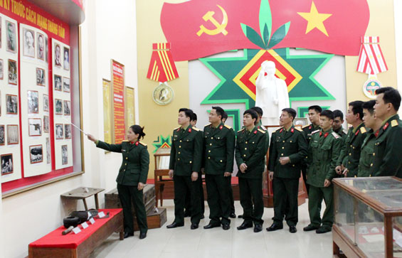Tập trung lãnh đạo về mọi mặt đối với lực lượng vũ trang