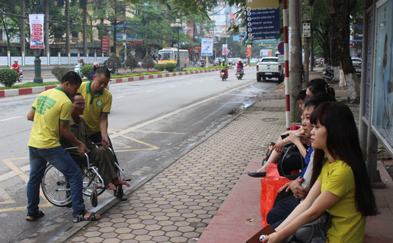 Người khuyết tật khó khăn tiếp cận công trình công cộng