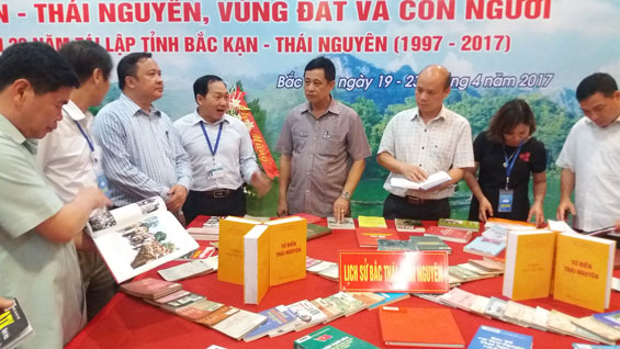 Triển lãm sách, báo, ảnh 