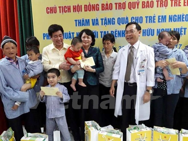 Phó Chủ tịch nước thăm, tặng quà cho bệnh nhân nghèo