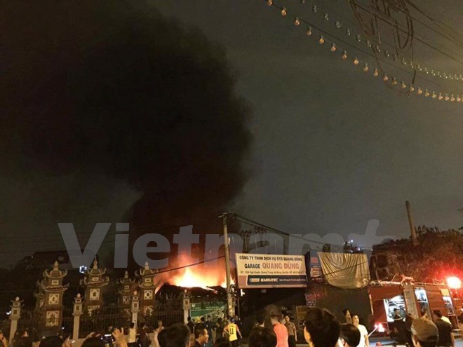 Hà Nội: Một gara ôtô ở Hà Đông cháy dữ dội trong đêm