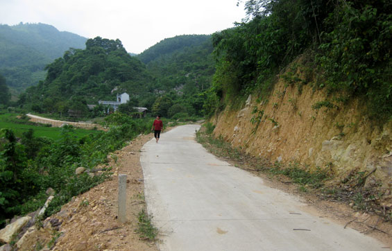 Người miền núi hiến đất, mở đường