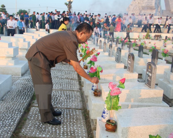 Lãnh đạo TP Hồ Chí Minh dâng hương tưởng niệm các anh hùng liệt sỹ