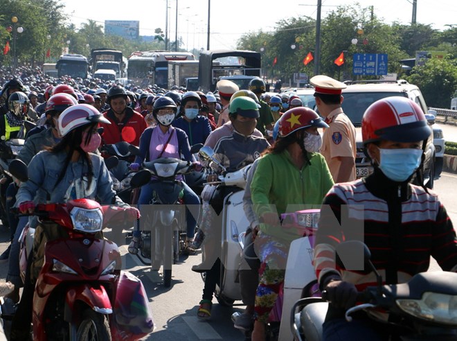 Giao thông kỳ nghỉ lễ: Ùn tắc kéo dài trên nhiều tuyến đường