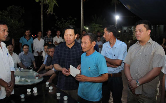 Thăm và động viên các gia đình có học sinh bị đuối nước