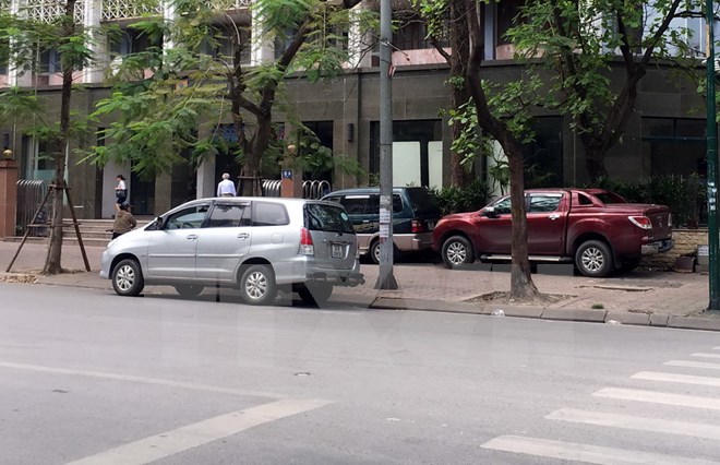 Dẹp vỉa hè sao không trả lại cả sự thông thoáng cho lòng đường?